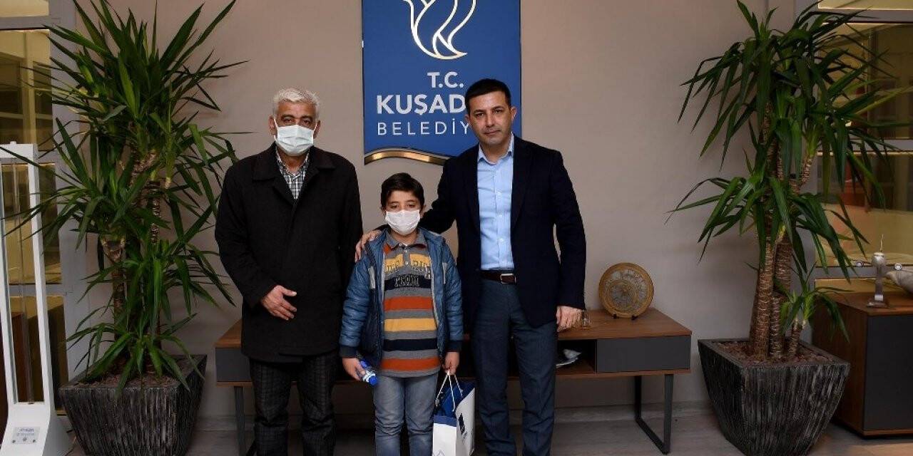 Başkan Günel,Minik Efe’ye verdiği karne hediyesi sözünü tuttu