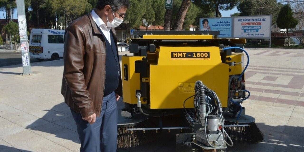Karacasu sokaklarında süpürge araçları mesaiye başladı