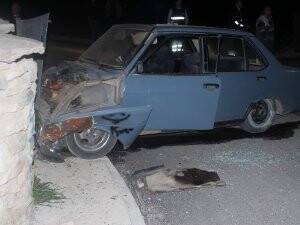 OTOMOBİL BAHÇE DUVARINA ÇARPTI