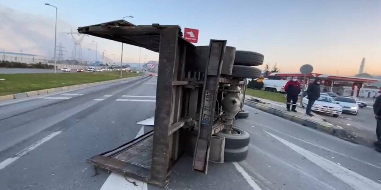 Sac yüklü kamyon yan yattı