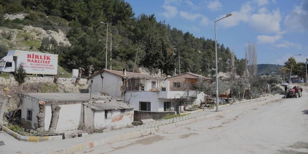 Kuşadası’nda dere yatağındaki evler vatandaşlarla anlaşma yapılarak yıkılacak