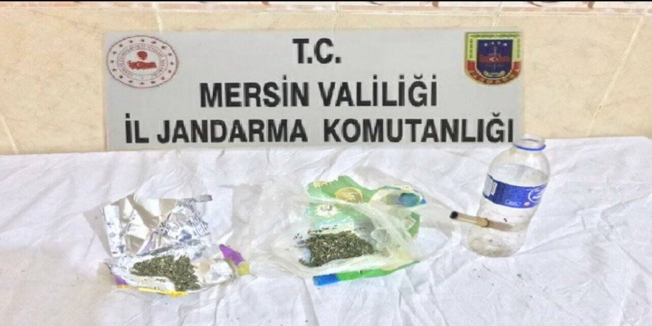 Otomobilde uyuşturucu kullanan 2 kişi yakalandı