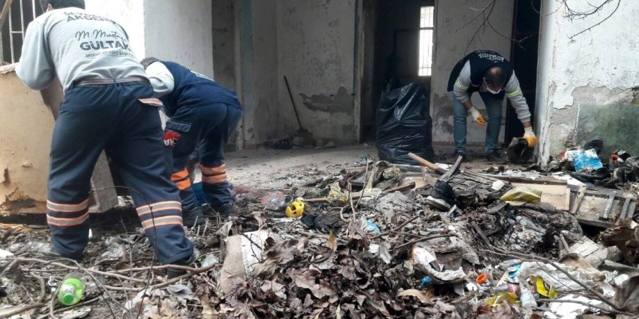 Mersin’de terk edilmiş evden 4 römork çöp çıkarıldı