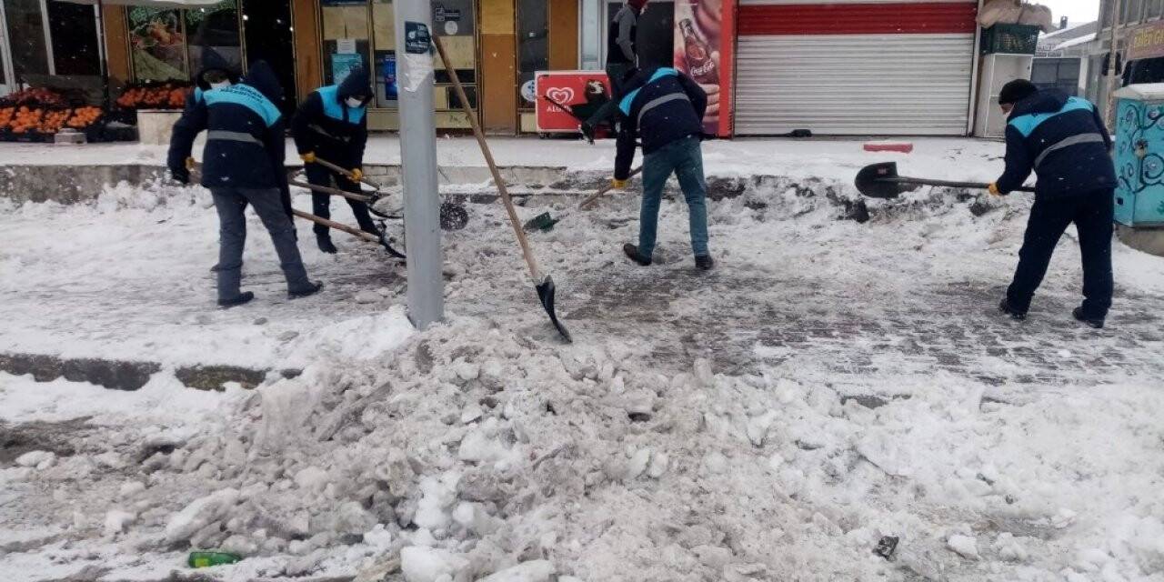 Çaldıran Belediyesinden kaldırım ve çatı temizliği