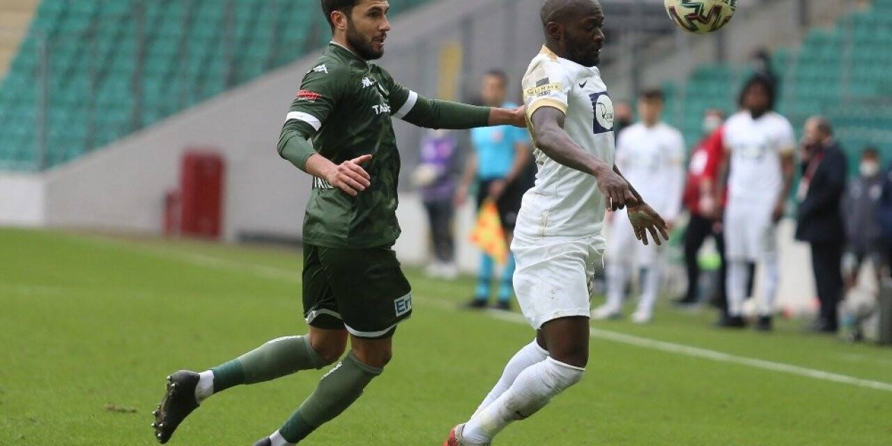 Bursaspor’un defans hattında kriz yaşanıyor