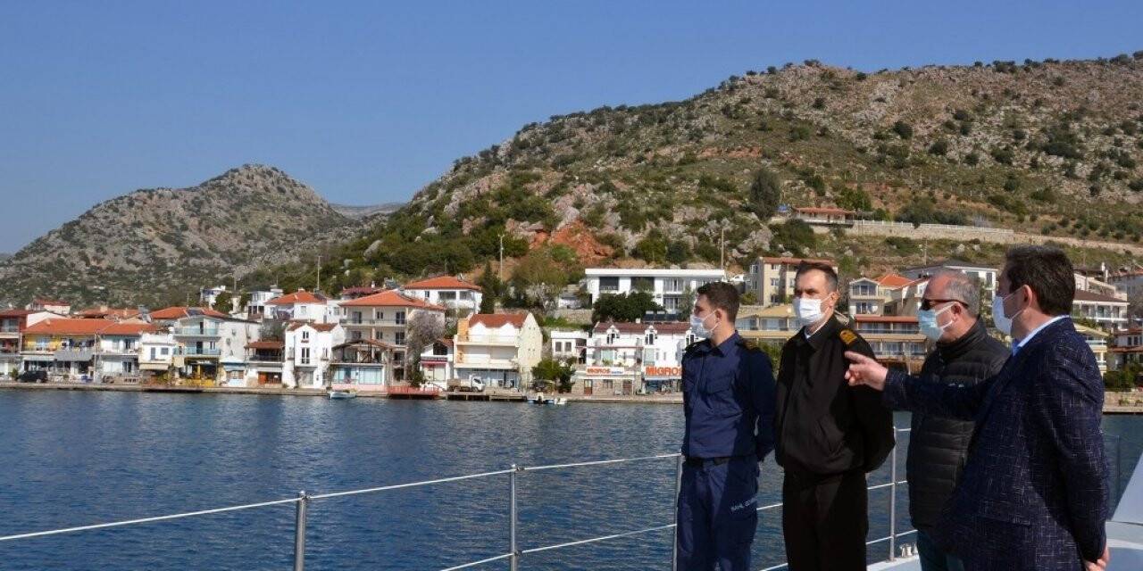 Vali Tavlı, kaçak yapıları denizden inceledi
