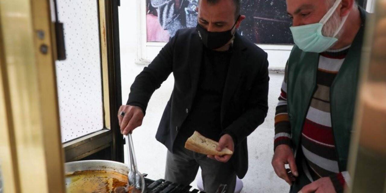 Vali köfte ekmek dağıttı