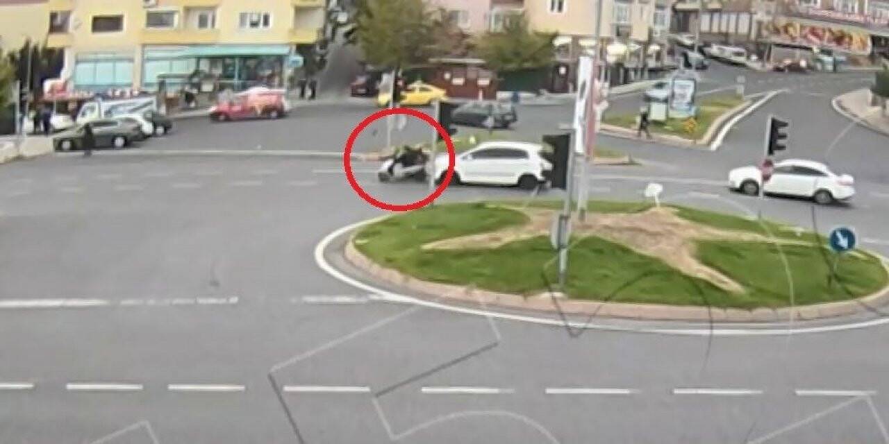 Kırmızı ışıkta duran motosikletliyi metrelerce uçurdu