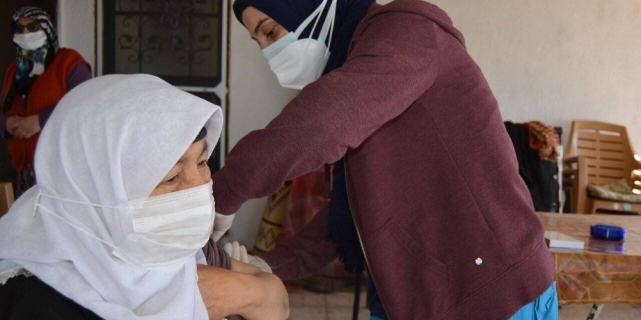 Sağlıkçılar aşılamada sınır tanımıyor