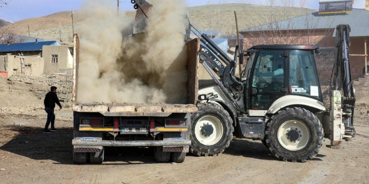 Gürpınar Belediyesi ilçedeki metruk yapıları yıkıyor