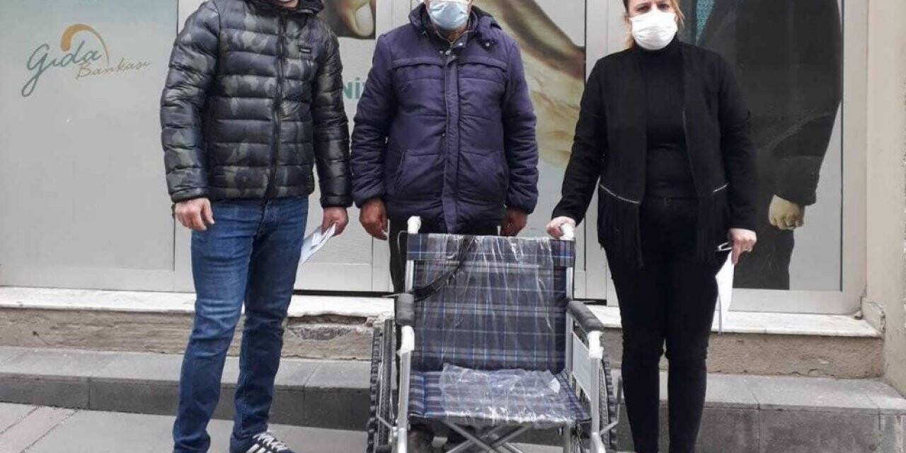 Yaşlı kadının büyükşehirden istediği tekerlekli sandalye ulaştırıldı
