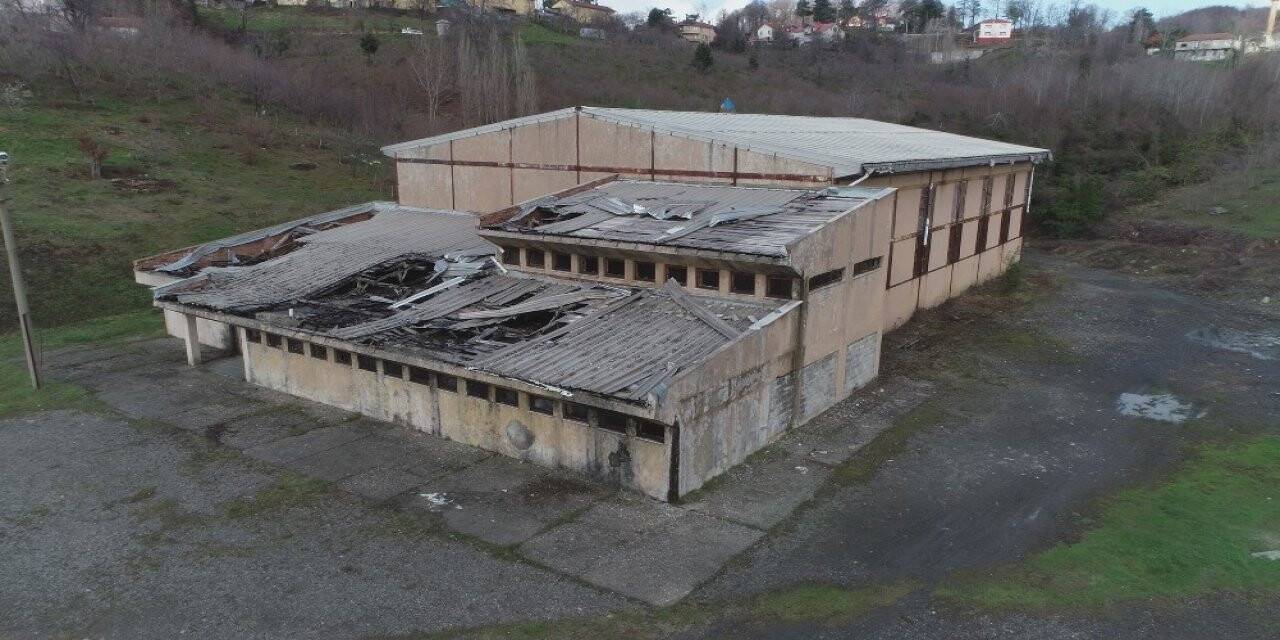 Metruk bina tespiti yapılan 35 yıllık spor salonuna yıkım engeli