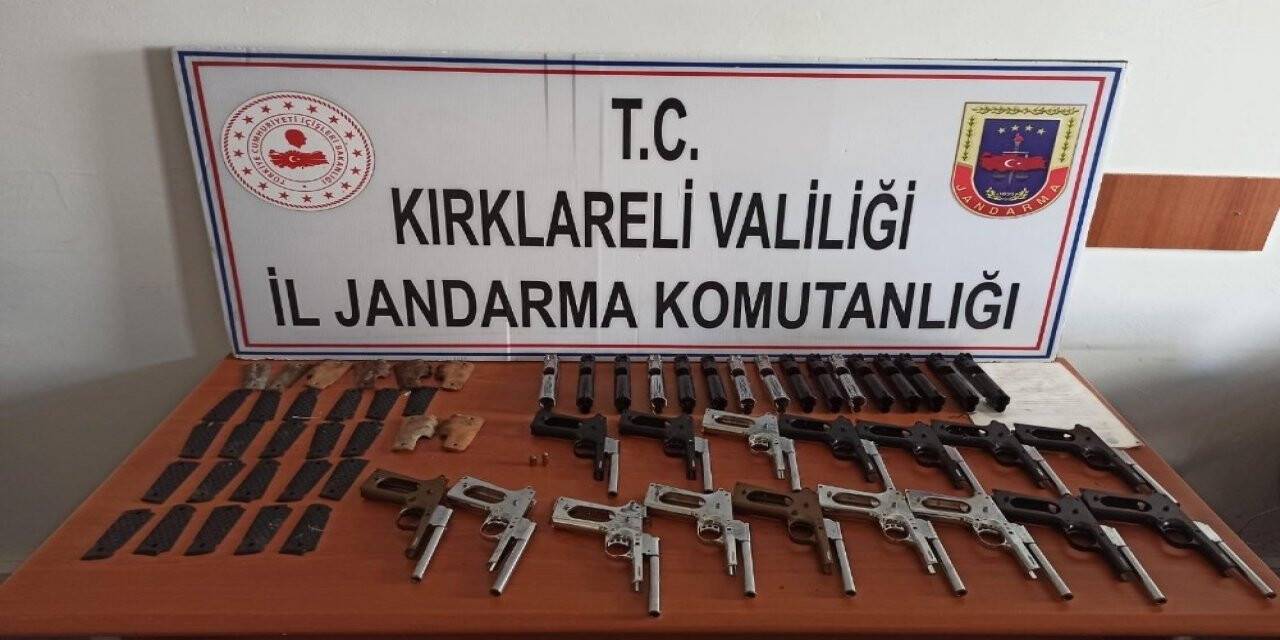 Kırklareli’nde yola atılmış şüpheli poşette onlarca tabanca parçası bulundu