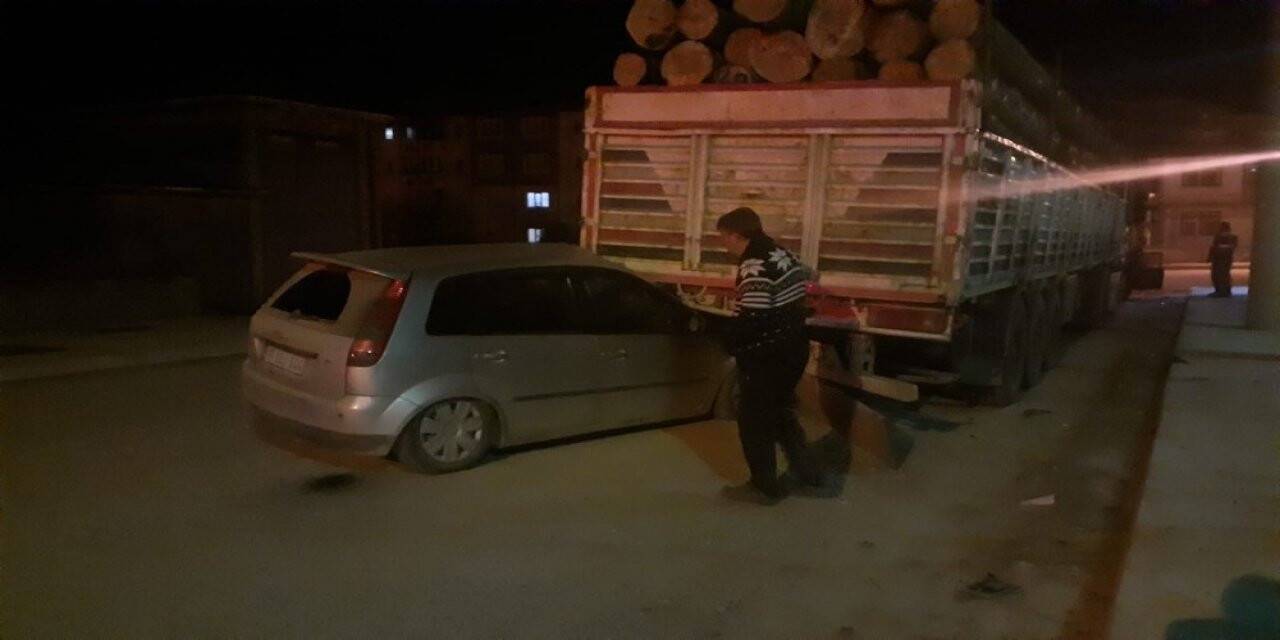 Otomobil park halindeki tırın altına girdi