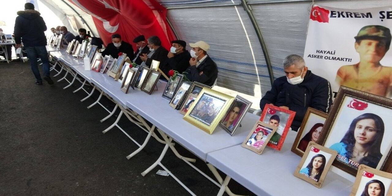 Evlatlarından gelecek haberi bekleyen aileler, HDP önünden ayrılmıyor