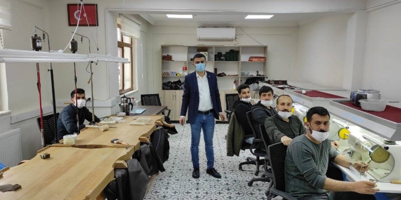 İstanbul’da öğrendiği gümüşçülük mesleğini memleketi Batman’da işsiz gençlere öğretiyor