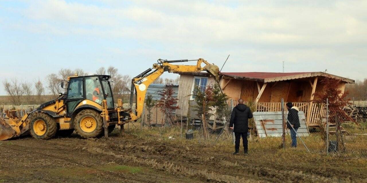 Büyükçekmece’de içme suyu havzasına yapılan kaçak yapılar yıkıldı