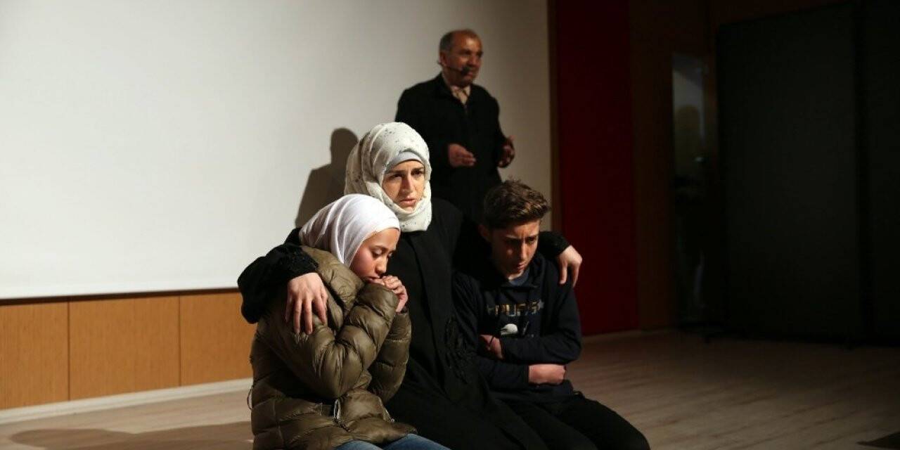 Mardin’de savaş mağduru Suriyelileri konu alan tiyatro sahnelendi