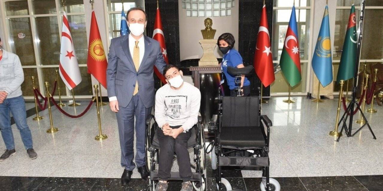 Vali Erin engelli bir gencin daha yüzünü güldürdü