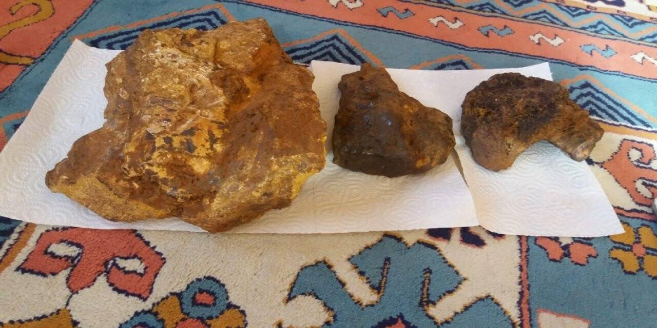 Tarlasında bulduğu göktaşı için müşteri bekliyor