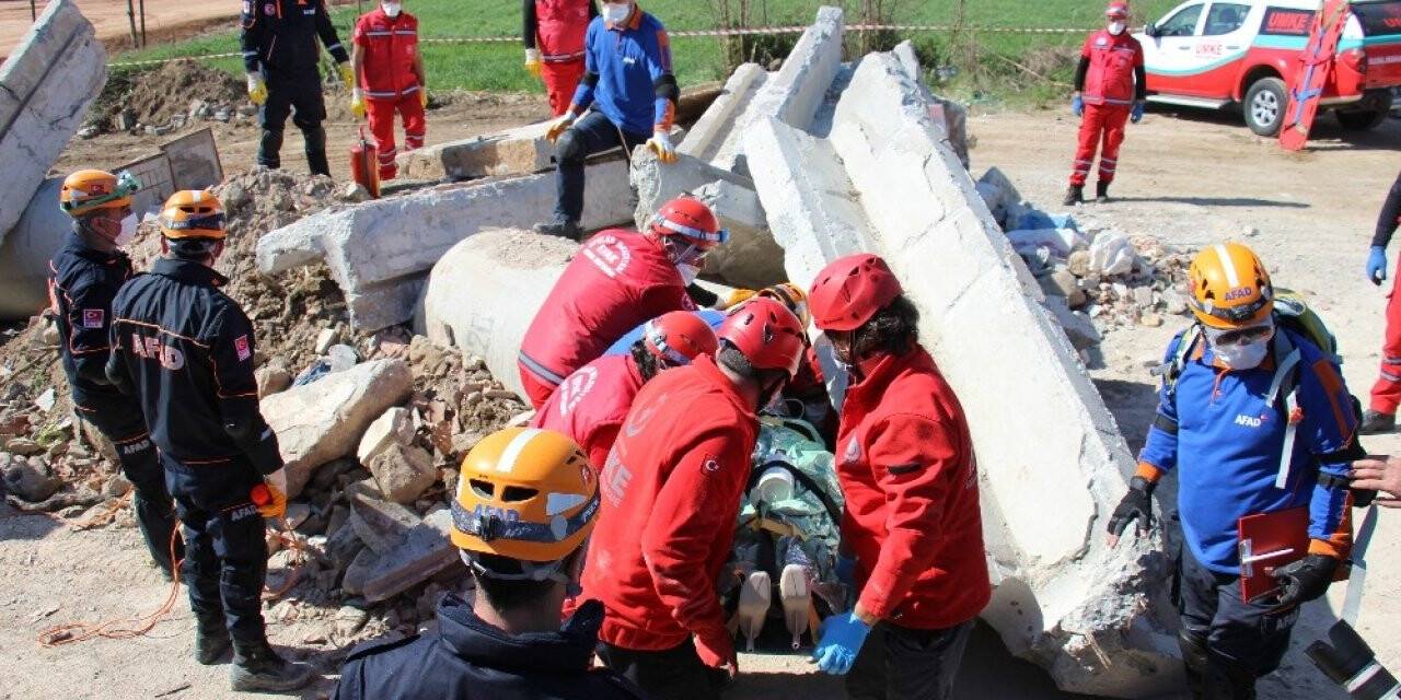 Deprem tatbikatı gerçeğini aratmadı