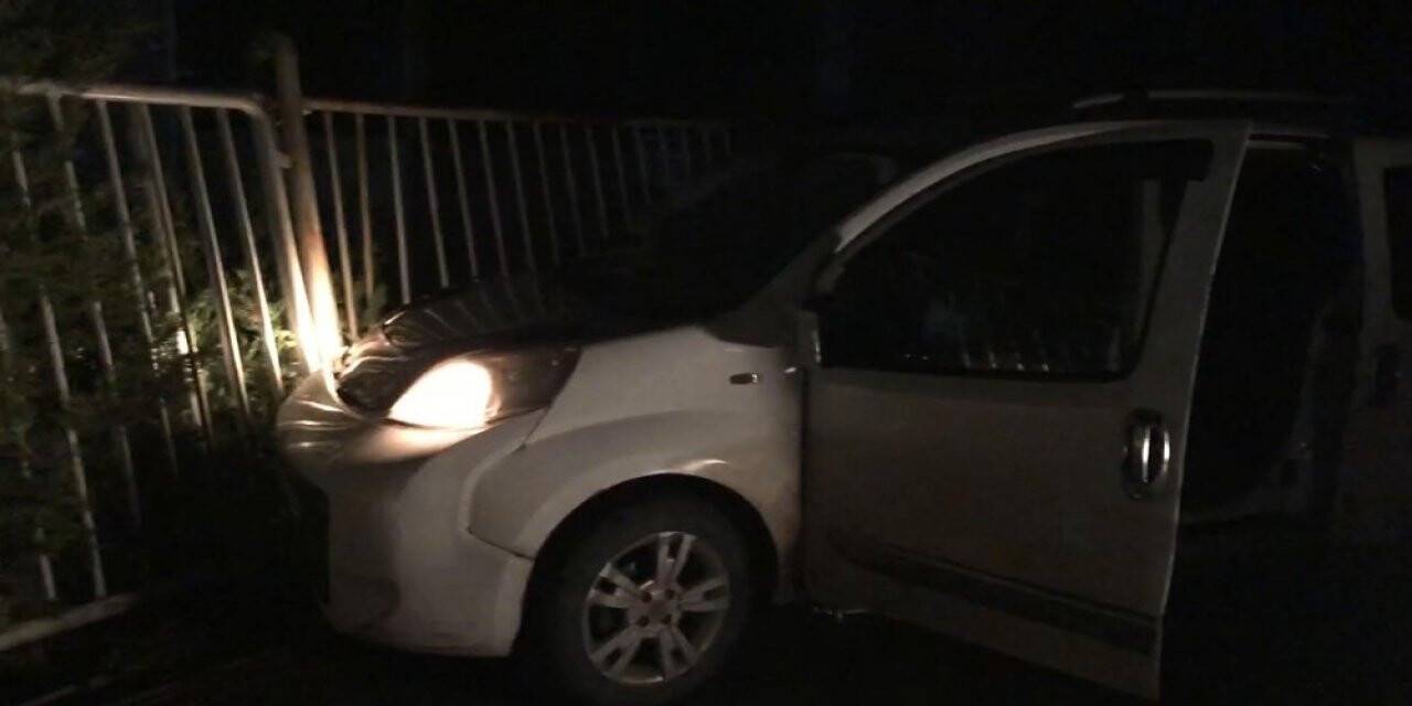Uyuşturucuyla polisten kaçarken kaza yaptılar