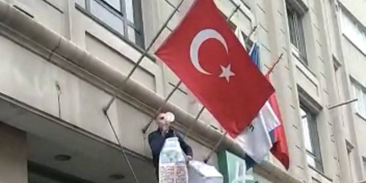 İstanbul’un göbeğinde ilginç olay: Otel girişine tırmanıp megafonla etrafa seslendi