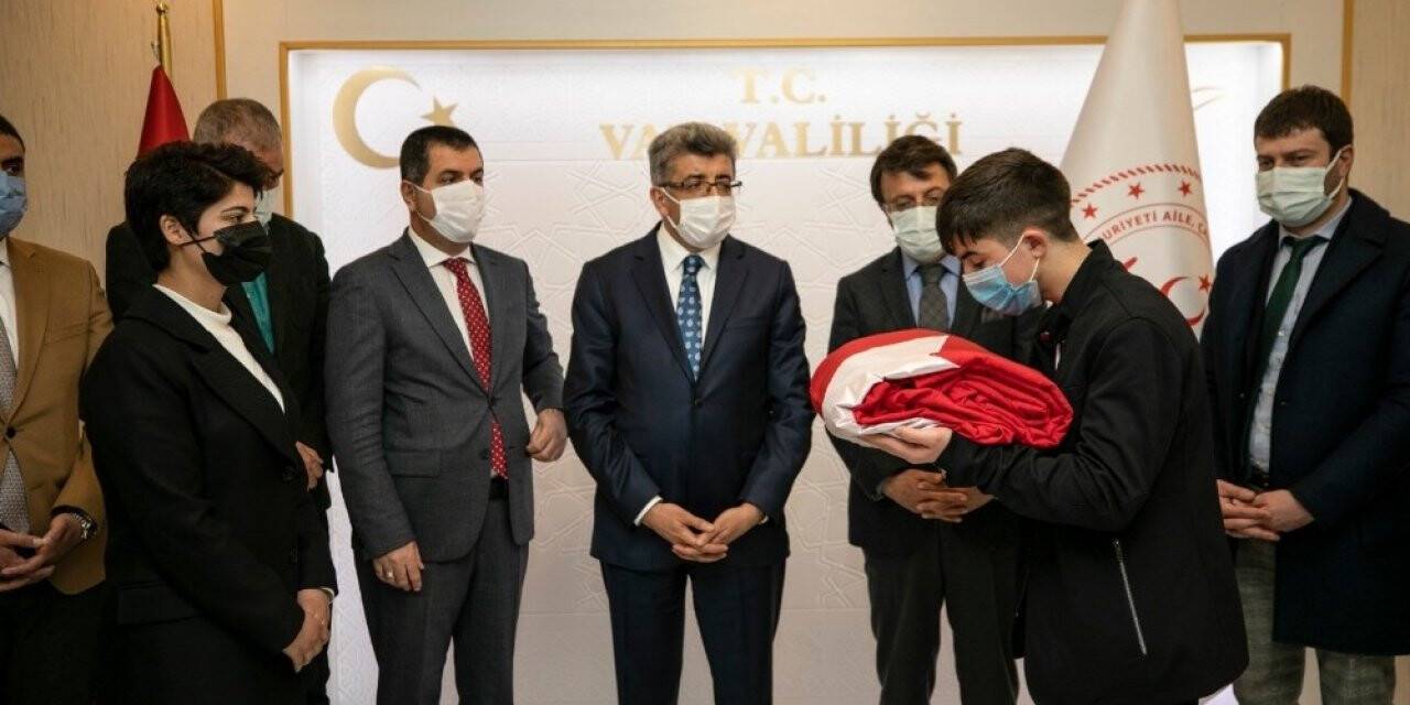 “Anadolu Gönül Yolu 81 Genç 81 Bayrak Projesi” kapsamındaki Türk bayrağı Van’a ulaştı