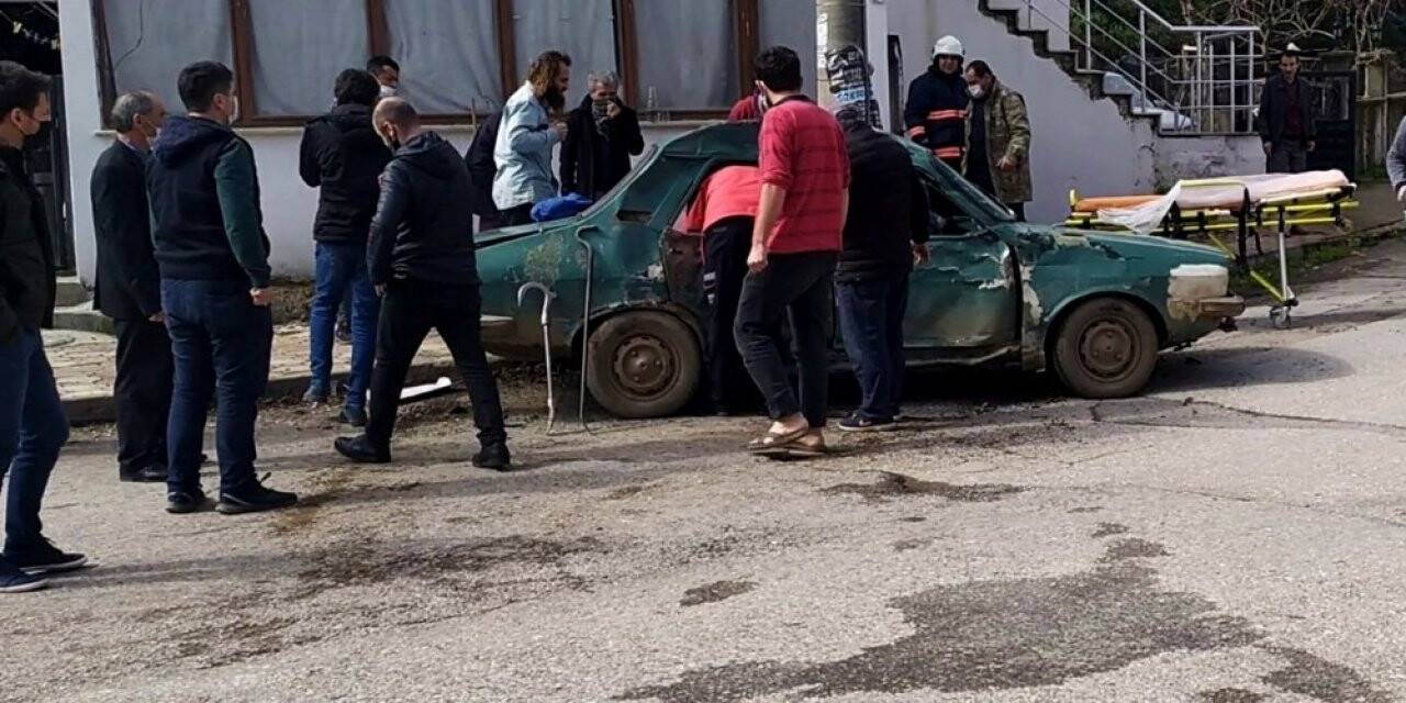 Beton mikseri otomobile çarptı: 3 yaralı