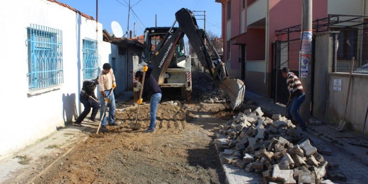 Burhaniye’de yollar yenileniyor