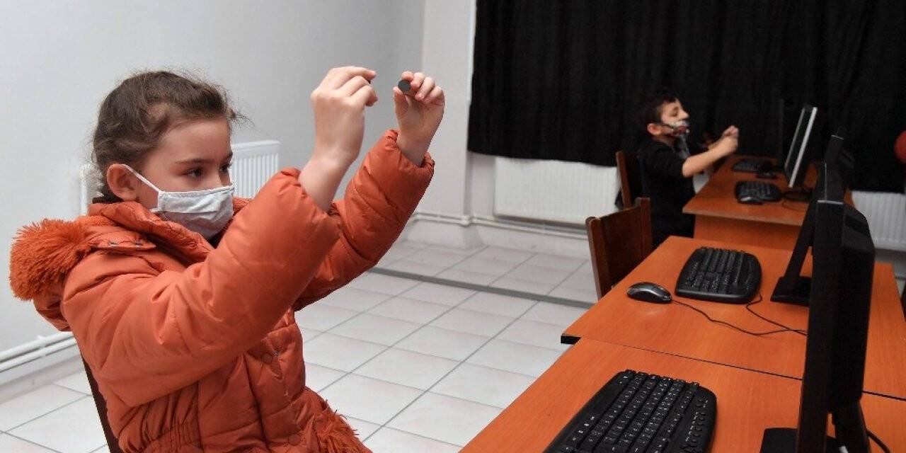 Isparta Belediyesi çocuklara robotik kodlamayı öğretiyor