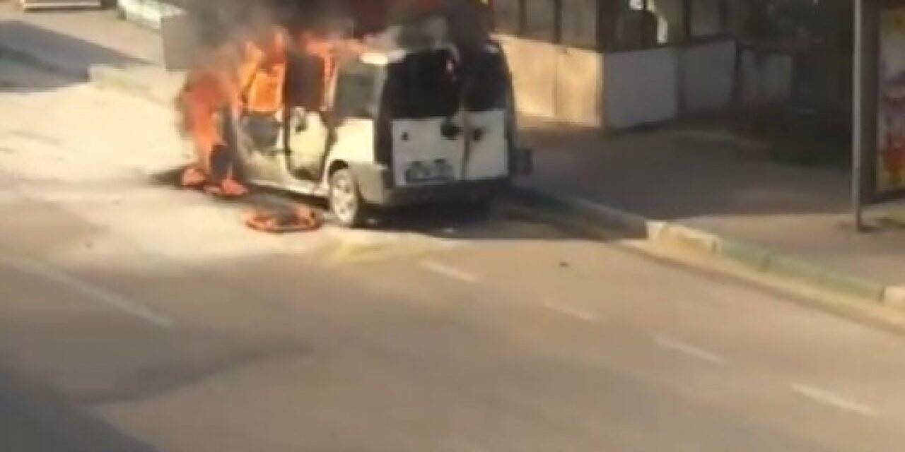 Bursa’da seyir halindeki hafif ticarî araç alev alev yandı