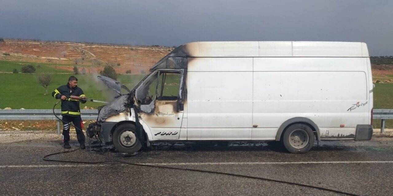Besni’de yumurta yüklü minibüs alev aldı