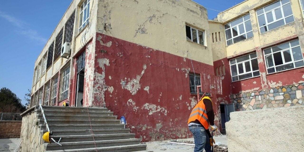Mardin’de risk oluşturan okulun yıkımına başlandı