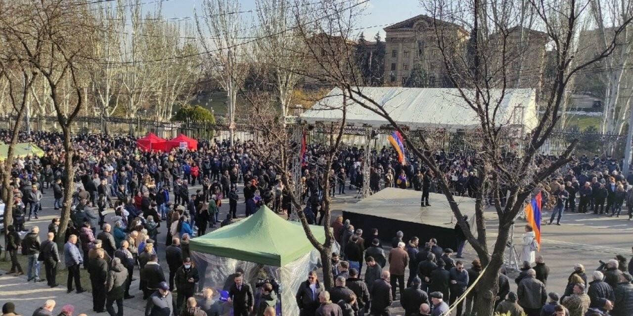 Paşinyan parlamentoya geldi, muhalifler dışarıda toplandı