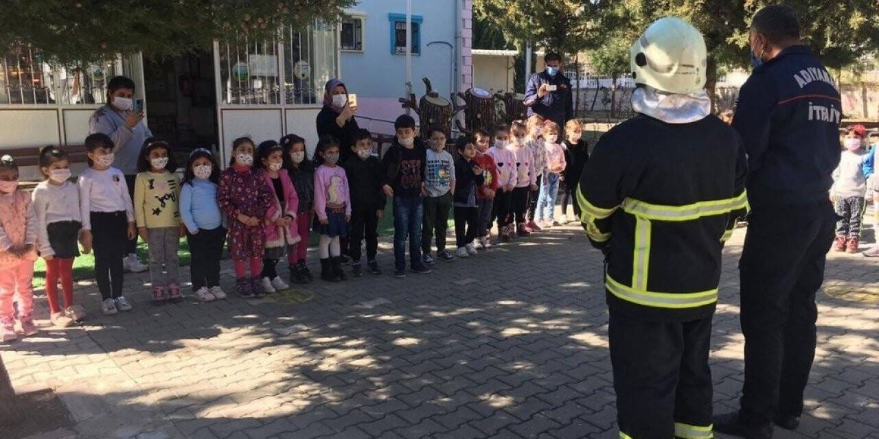 İtfaiyeci erlerinden miniklere yangın eğitimi