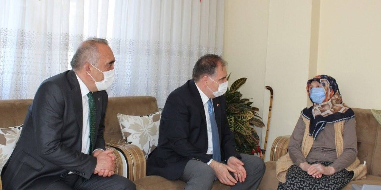 104 yaşındaki Ayşe nineye yeni kimlik kartı evinde teslim edildi