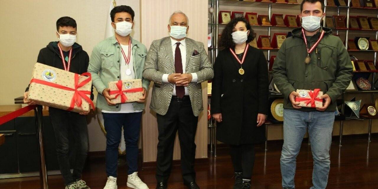 Erdemli Belediyesinin düzenlediği turnuvada şampiyonlar ödüllerini aldı