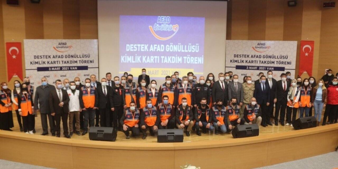 Vali Bilmez, AFAD gönüllülerine kimliklerini verdi