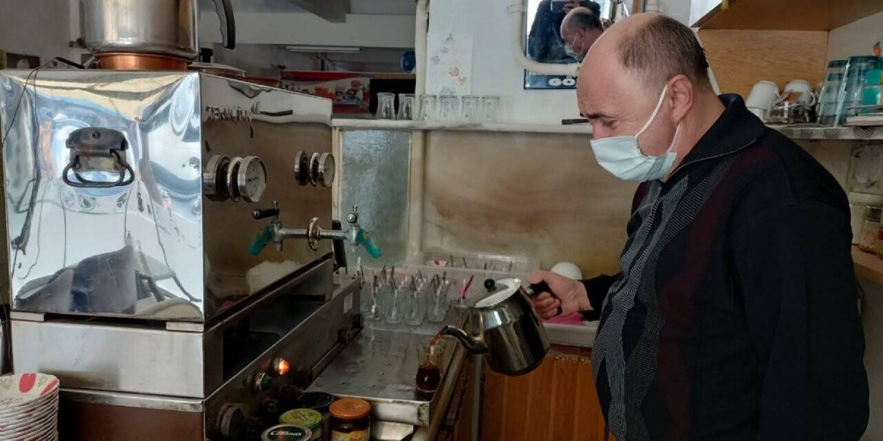 Gönen’de kahvehaneler esnafa çay servisine başladı