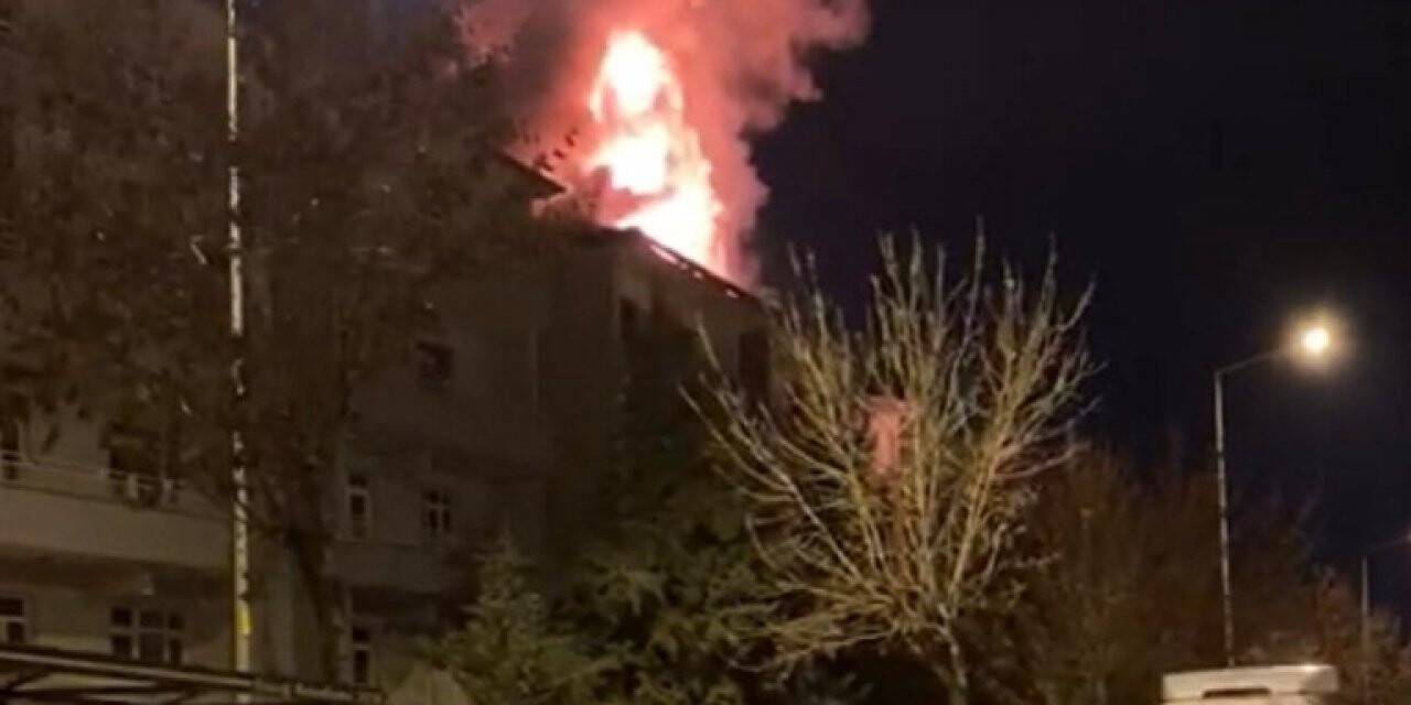 Elazığ’da binanın çatısı alev alev yandı