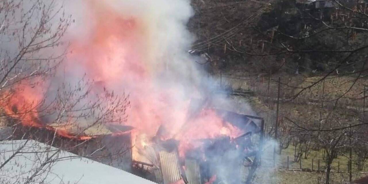 Köy evi yangında kullanılamaz hale geldi