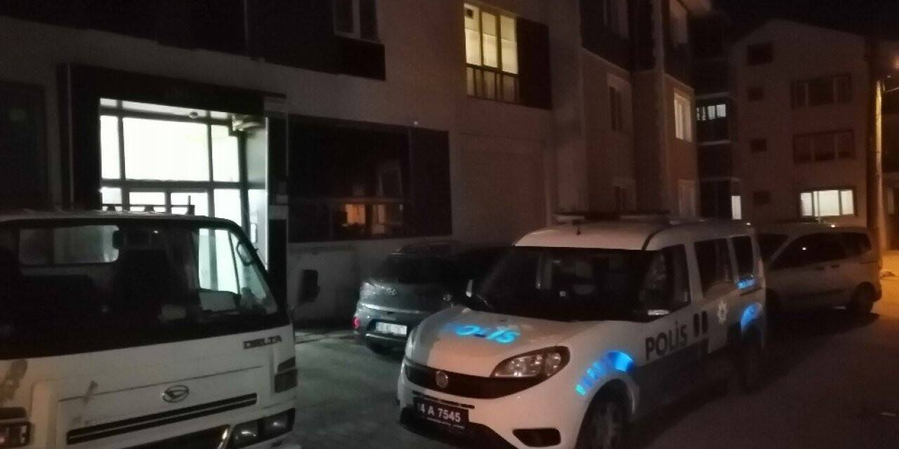 Silahla oynarken kendini bacağından vurdu