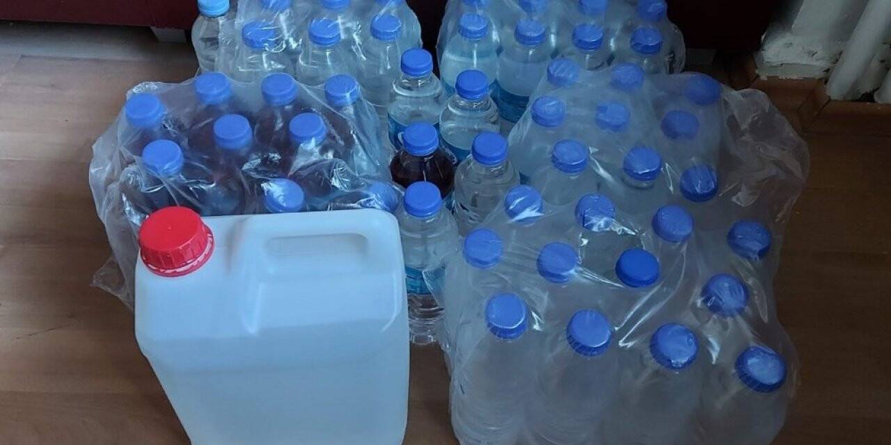 Yarım litrelik pet şişelerdeki sahte içkiler tüketilmeden ele geçirildi