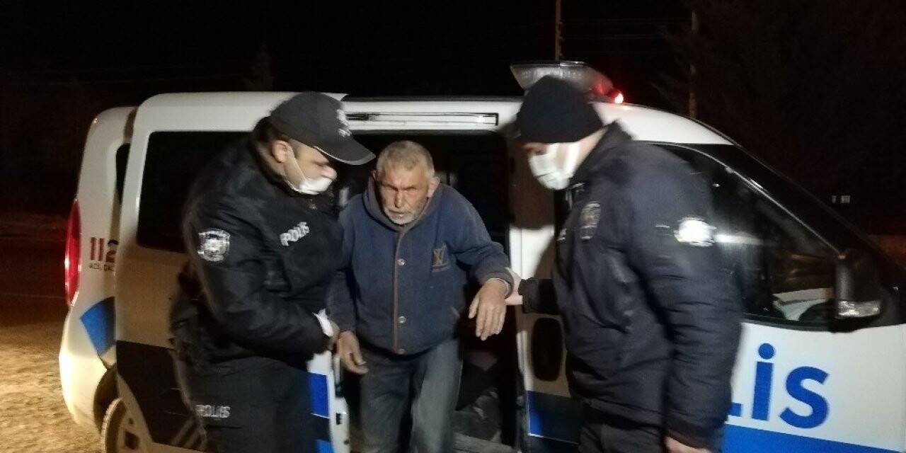 Yolunu kaybeden görme engelli vatandaş polis ekiplerince evine götürüldü