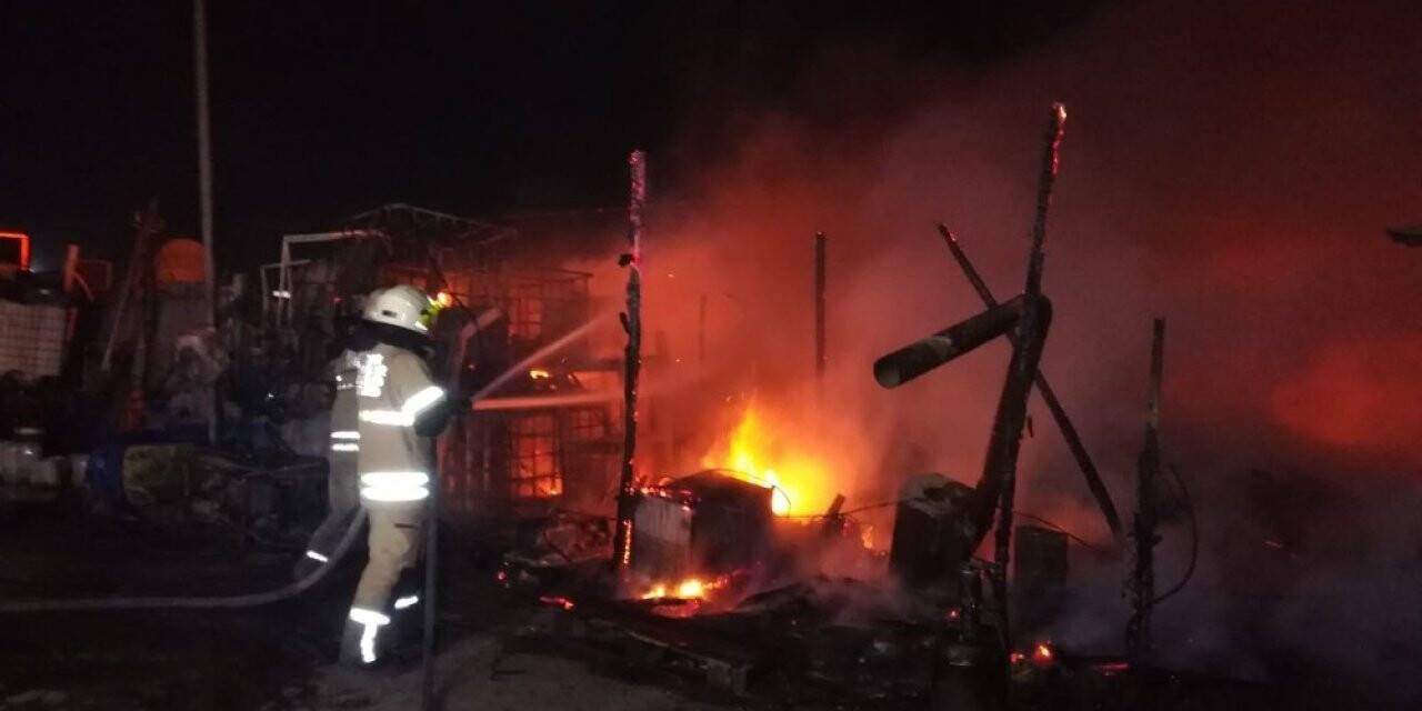 İzmir’de kamyon bakım istasyonunda yangın paniği