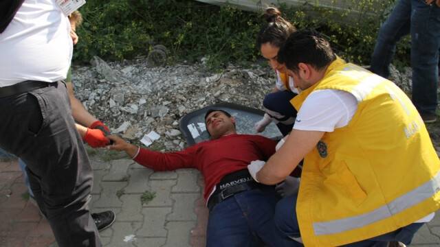Kazada Yaralandılar, Kameralara Kangi Kanal Diye Sordular