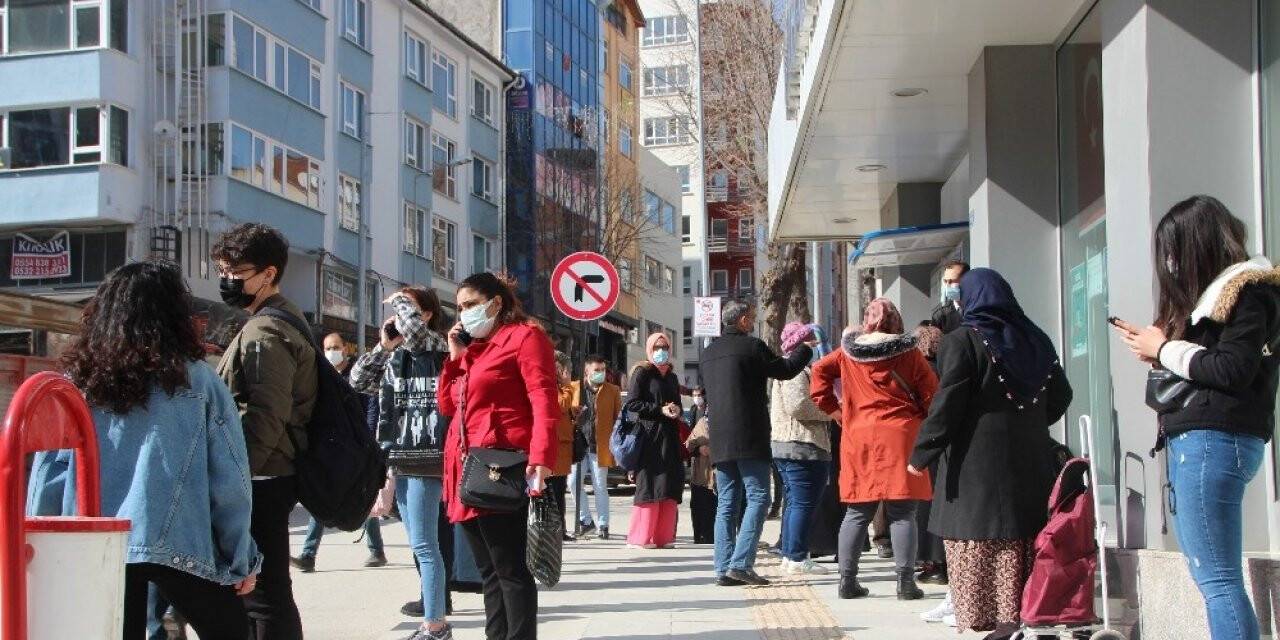 Yüksek riskli Bilecik’te vatandaşlar ev yerine sokakları tercih ediyor