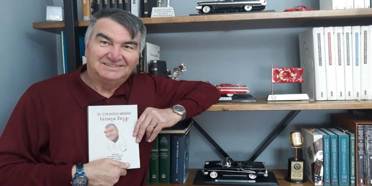 ESOGÜ’lü akademisyenlerinden Dr. Cezmi Karasu’ya, ‘Dr. Cezmi Karasu Armağanı Ustaya Saygı’ adlı kitap armağanı