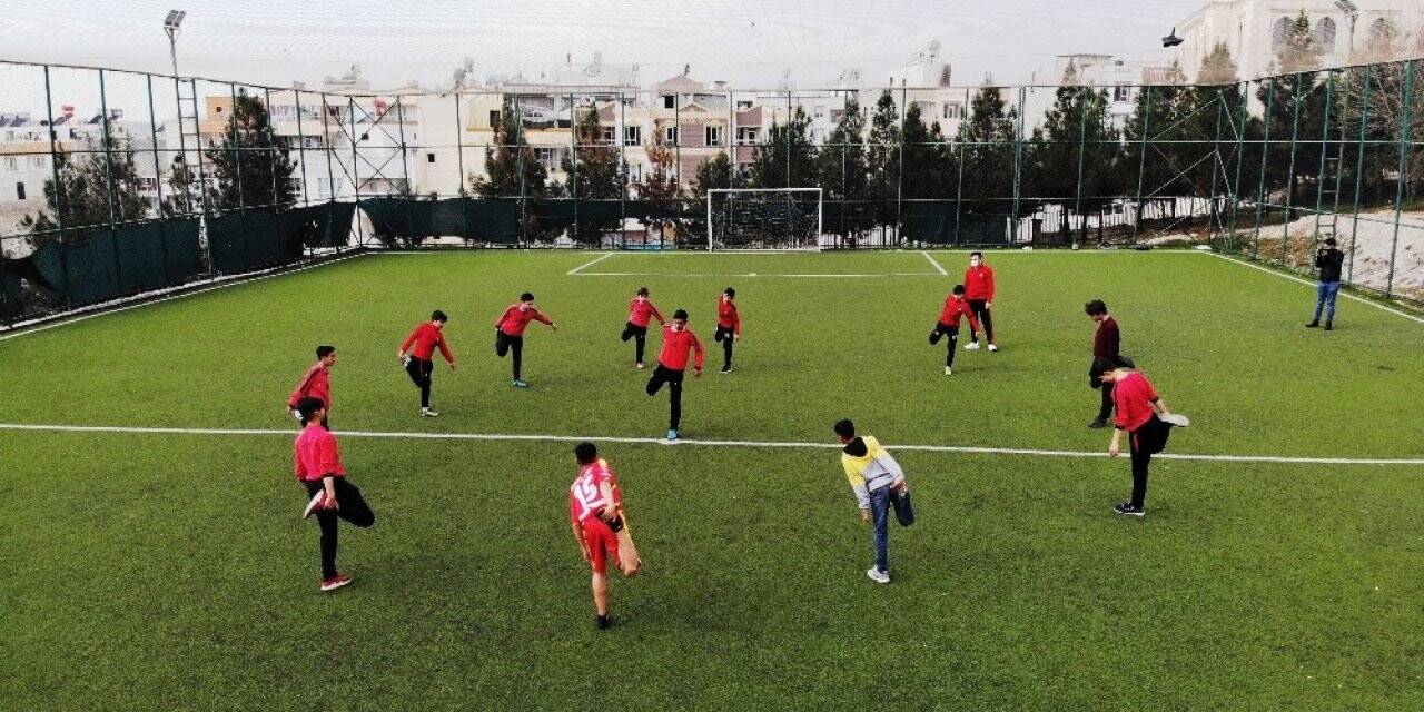 Düşük riskli Şanlıurfa’da sporcular yeşil sahalara indi